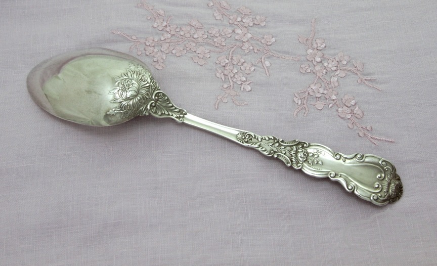 chrysanthemum serving spoon 2403.JPG