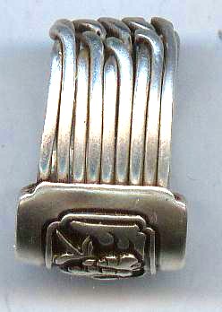 ׹